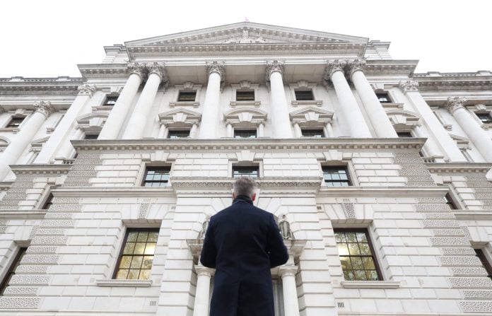 Η Βρετανία προετοιμάζεται για ένα «σοβαρό» κύμα αυξήσεων φόρων – Η Ριβς παρουσιάζει τον προϋπολογισμό