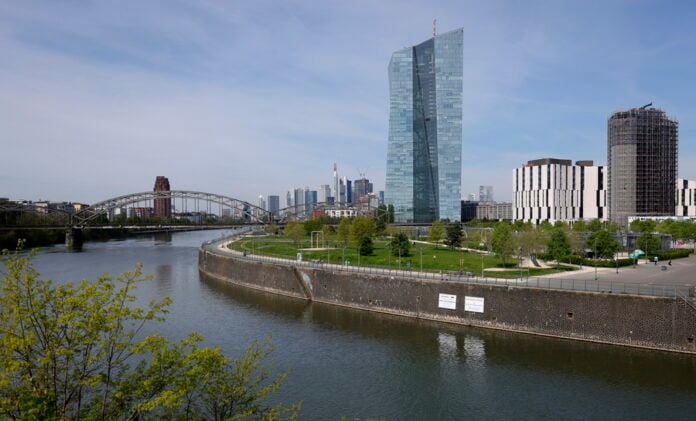 Η ΕΚΤ αφήνει αμετάβλητα τα επιτόκια, αλλά όλα θα κριθούν από τη διάρκεια του πολέμου