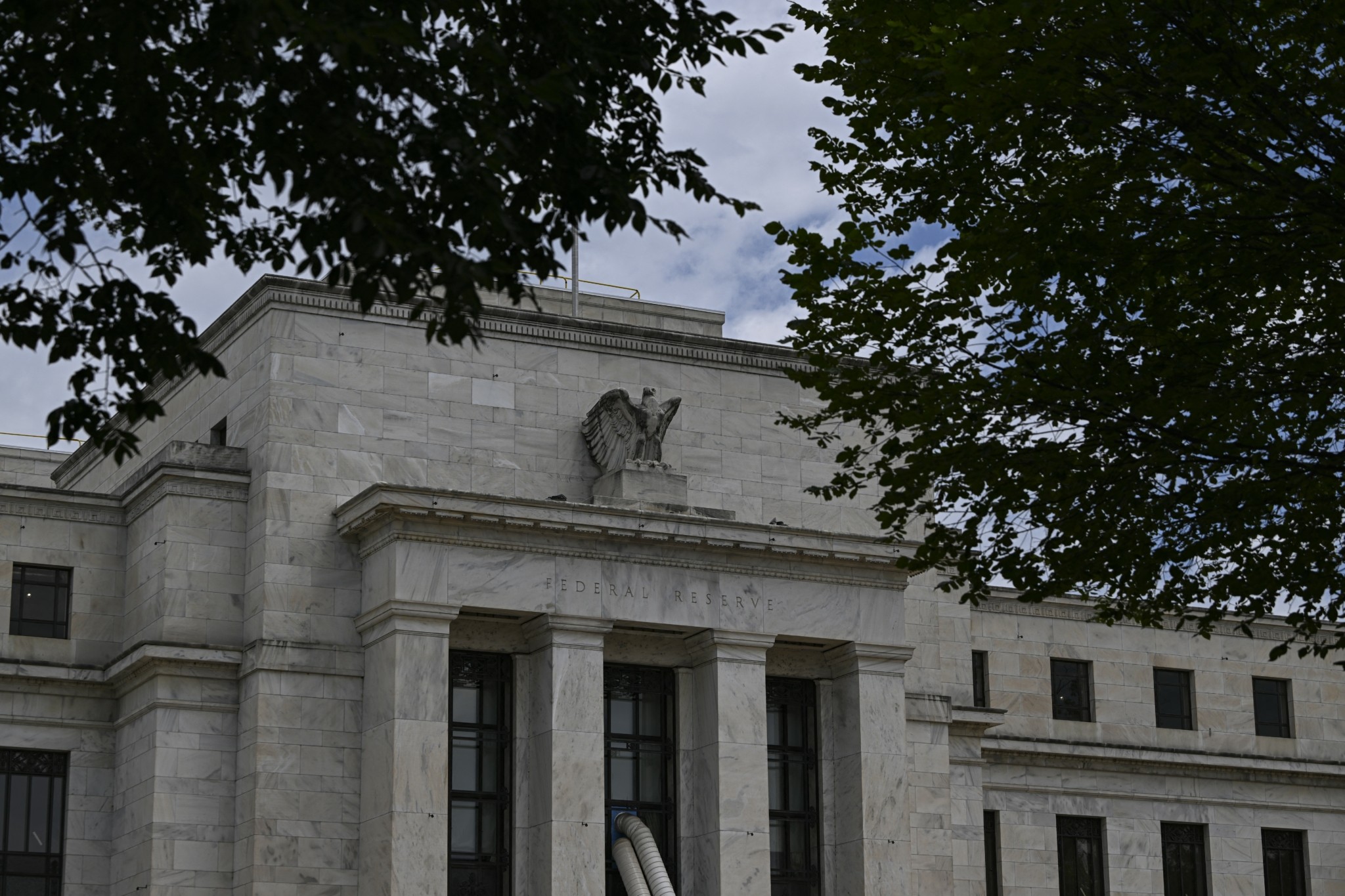 Η Fed βλέπει κόπωση στην οικονομία -Τι αναφέρει η Μπεζ Βίβλος