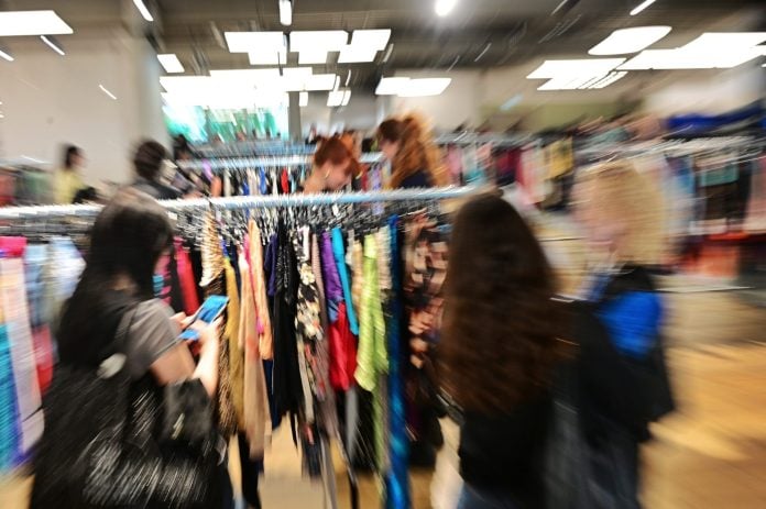 Η Ιταλία σχεδιάζει φόρο σε ταχυδρομικά πακέτα χαμηλής αξίας για να προστατεύσει τη βιομηχανία της μόδας