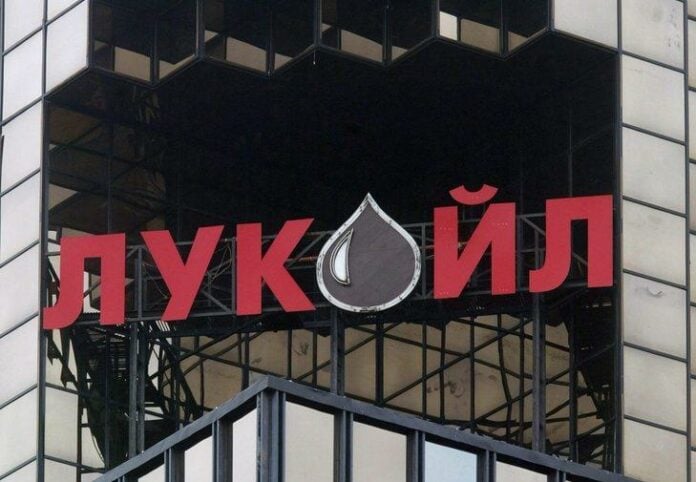 Η Lukoil πουλά περιουσιακά στοιχεία στην αμερικανική Carlyle Group
