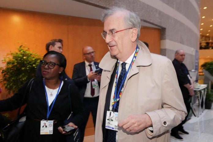 Η παρακμή της γαλλικής οικονομίας και η αιφνιδιαστική παραίτηση του κεντρικού τραπεζίτη