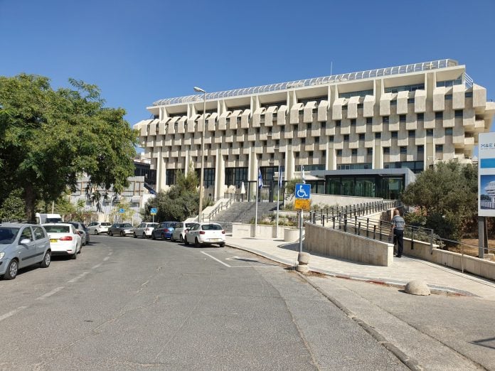Η Τράπεζα του Ισραήλ μειώνει το βασικό επιτόκιο κατά 25 μονάδες βάσης μετά την εκεχειρία στη Γάζα