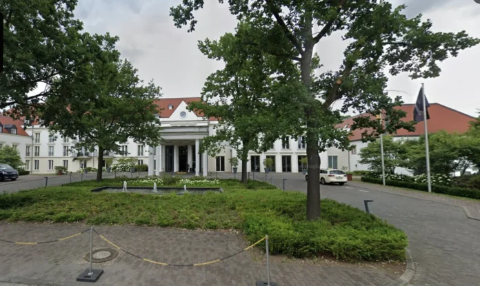 Hilton: Το ξενοδοχείο στη Φρανκφούρτη με ιρανικές διασυνδέσεις και «βιτρίνα» τον Αλί Ανσάρι – Επανεξετάζεται η σύμβαση της εταιρείας