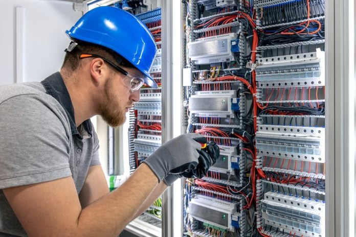 «Ηλεκτροσόκ» ΕΛΙΤΗΕ για τις ηλεκτρικές παροχές στα κτίρια