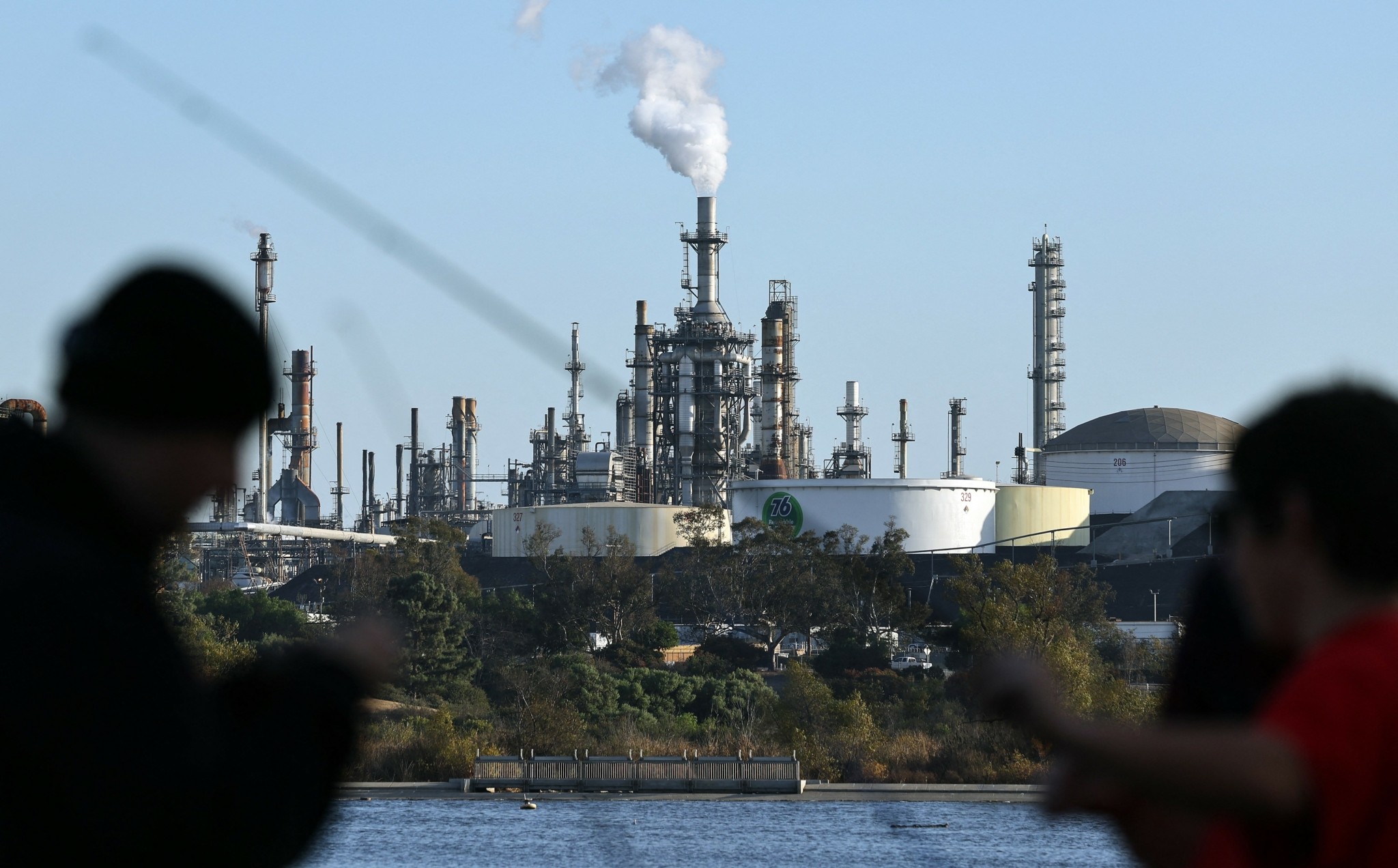 HΠΑ και Ισραήλ χτύπησαν το Ιράν: Τι σημαίνει για την αγορά σε πετρέλαιο και φυσικό αέριο