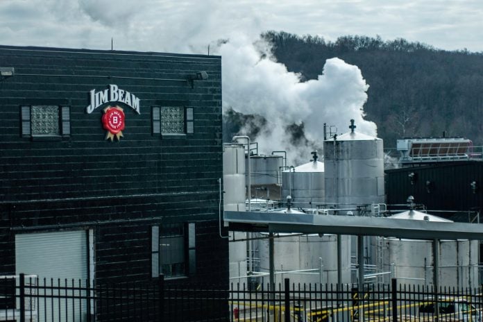 Jim Beam: Αναστολή παραγωγής ενός έτους για το διάσημο μπέρμπον καθώς οι δασμοί…. «πλημμύρισαν» τις αποθήκες