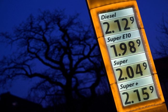 Κατά «μόνας» αντιμετωπίζουν οι «27» τις αυξήσεις των τιμών στα καύσιμα