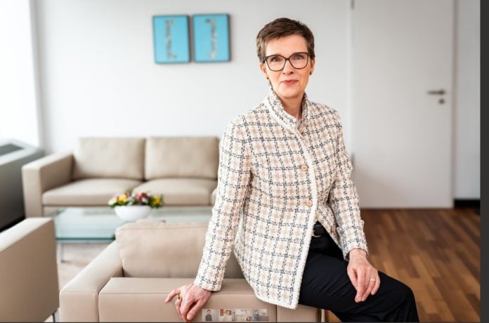 Κλαούντια Μπουχ στη «Ν»: Σε επαγρύπνηση οι τράπεζες για ευάλωτους τομείς και δανειολήπτες – κίνδυνος αύξησης «κόκκινων» δανείων λόγω των συνεπειών του πολέμου στη Μέση Ανατολή