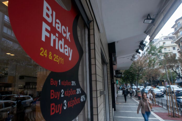 Κορυφώνονται οι προσφορές της Black Friday: Ανοιχτά τα καταστήματα αύριο Κυριακή – Πώς θα λειτουργήσουν
