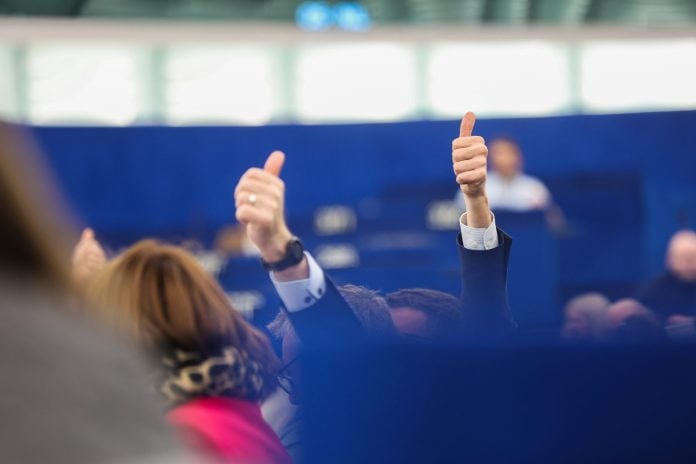 Με τη διαδικασία κατεπείγοντος τα 90 δισ. ευρώ προς την Ουκρανία