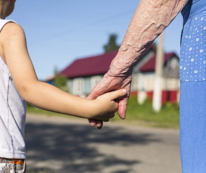 «Νταντάδες της γειτονιάς»: 56 εκατ. ευρώ μέσω ΕΣΠΑ για καθολική υλοποίηση της δράσης