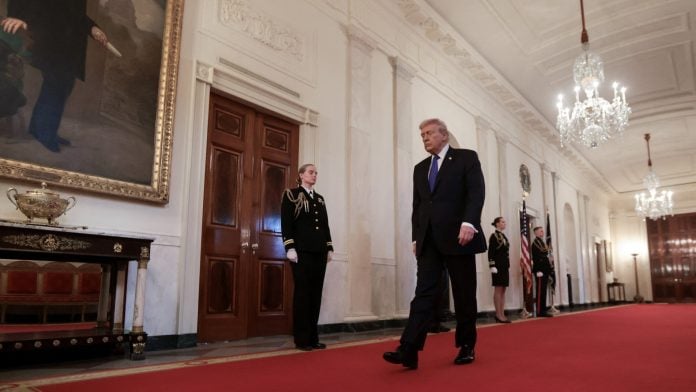 Ο Τραμπ νίπτει τας χείρας για τιμές βενζίνης: «Αν ανέβουν, ανέβηκαν»