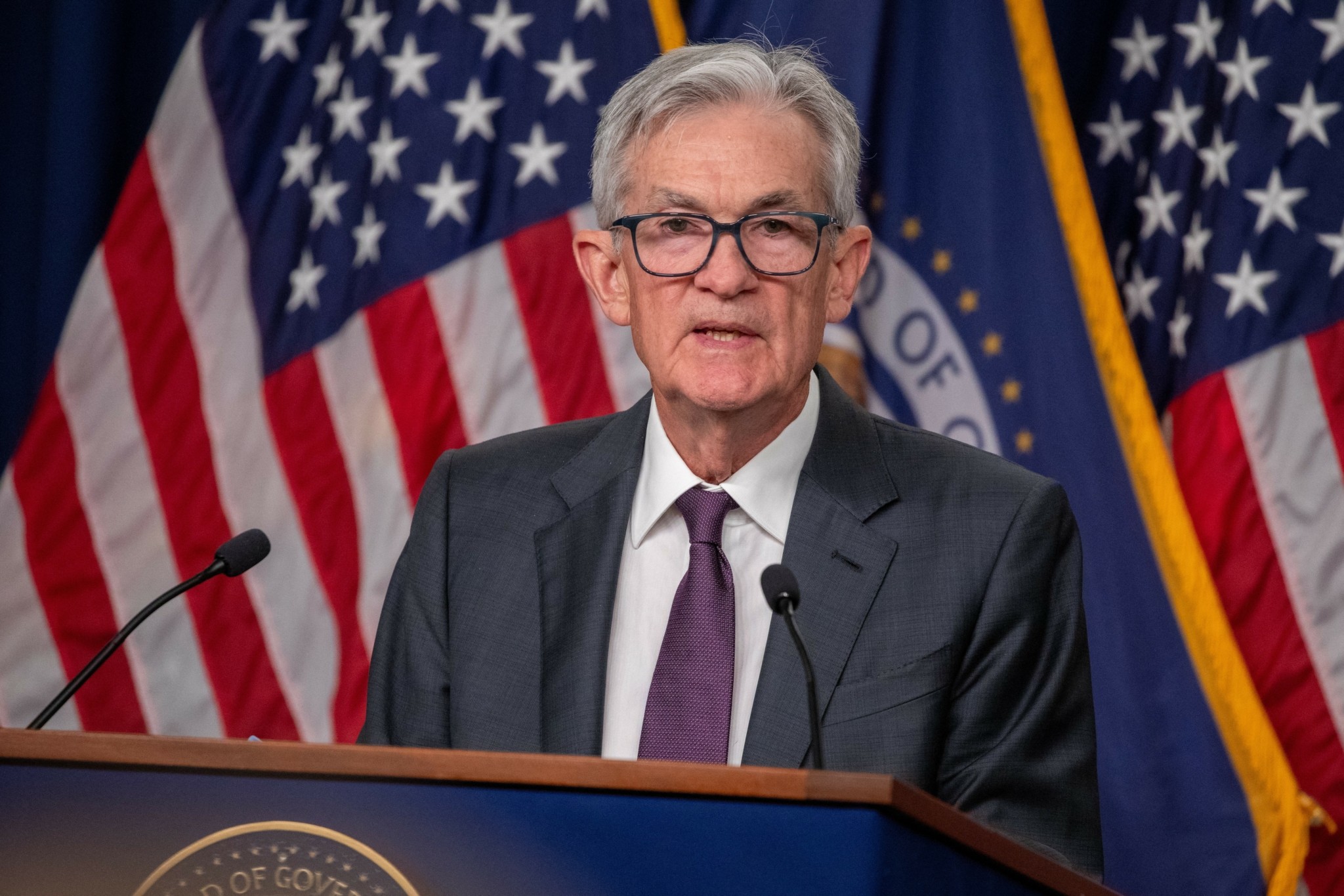 Πάουελ (Fed): Καμία πίεση για βιαστικές κινήσεις – Ανησυχία για αγορά εργασίας και πληθωρισμό