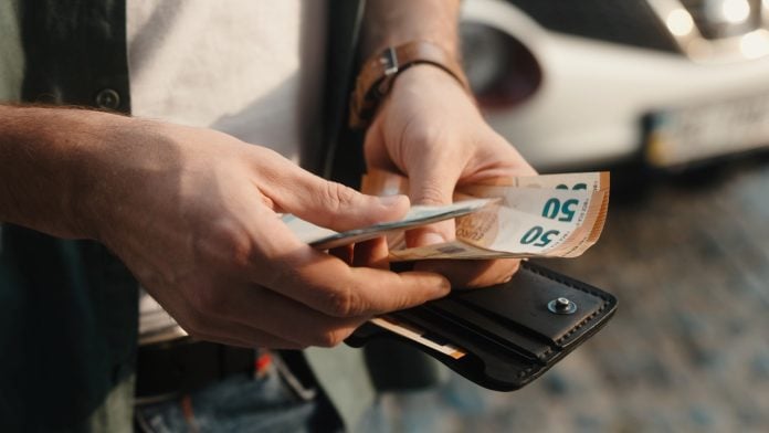 Περιμένοντάς τους στην ουρά να βγάλουν το πορτοφόλι: Δεν είναι παλαιομοδίτες – Οι 6 αρετές που έχουν όσοι πληρώνουν με μετρητά