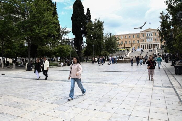 Σε κίνδυνο φτώχειας ή κοινωνικού αποκλεισμού το 27,5%  του πληθυσμού στην Ελλάδα το 2025 – Τι δείχνει η σύγκριση με άλλες ευρωπαϊκές χώρες