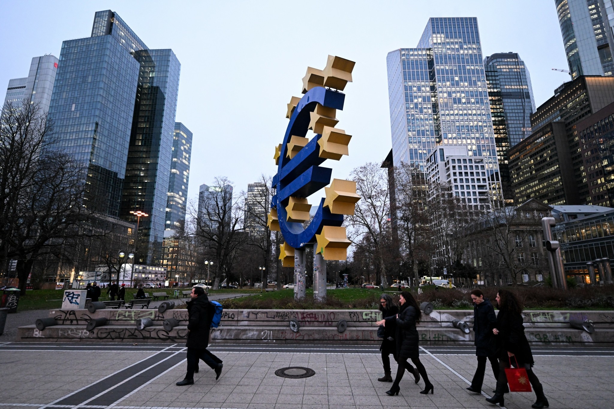 Συνεδριάζει η ΕΚΤ για τα επιτόκια με φόντο την απειλή του πληθωρισμού