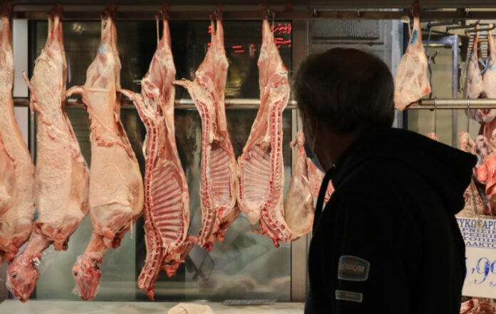 Στα ύψη η τιμή του κρέατος – Μοσχάρι και αρνί «καίνε» τα νοικοκυριά