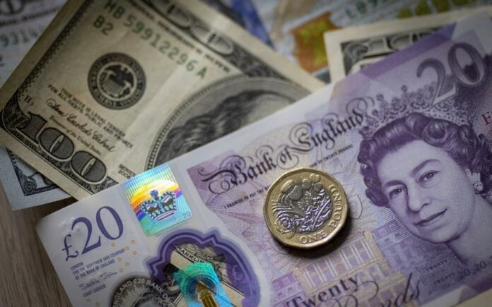 Σταθερή η στερλίνα έναντι του δολαρίου και του ευρώ