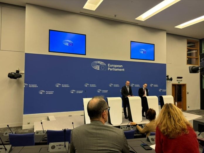 Το Ευρωκοινοβούλιο αναστέλλει την ψήφιση της συμφωνίας ΕΕ – ΗΠΑ για το εμπόριο λόγω των δασμών Τραμπ