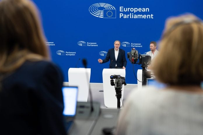 Το Ευρωκοινοβούλιο «ξεπαγώνει» την εμπορική συμφωνία με τις ΗΠΑ – Την επόμενη εβδομάδα η απόφαση