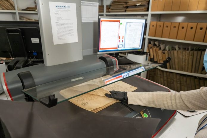 Το μεγαλύτερο έργο ψηφιοποίησης στη χώρα: 1,2 δισ. σελίδες των αρχείων του κράτους αποκτούν ψηφιακή μορφή