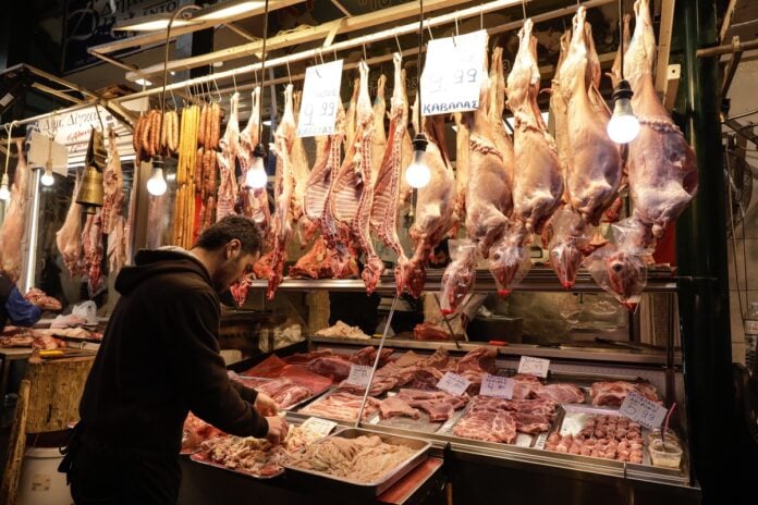 Το πασχαλινό τραπέζι «καίει» την τσέπη – Που κυμαίνονται οι τιμές των βασικών προϊόντων