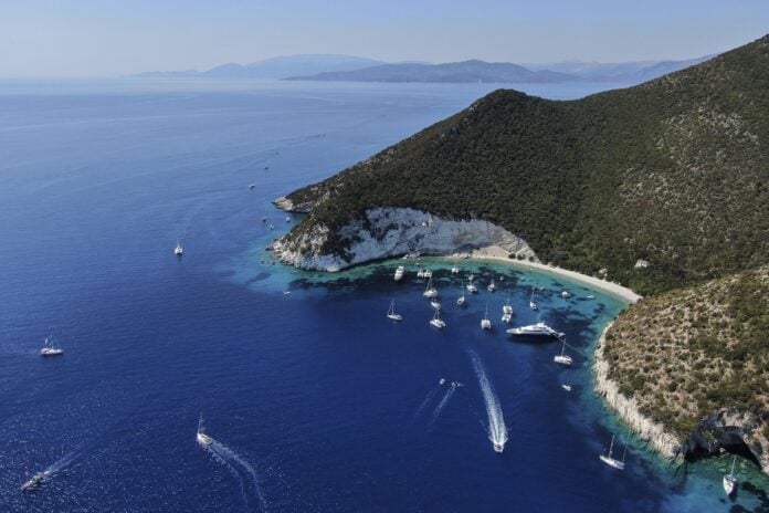 Τουριστικό «τσουνάμι» με 36,6 εκατ. αφίξεις στο 11μηνο του 2025 – Η ανατομία των ταξιδιωτικών εισπράξεων