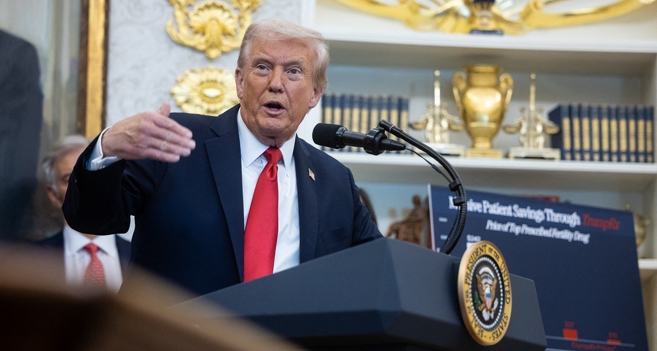 Τραμπ: Οι Γουορς και Χάσετ, πιθανότεροι υποψήφιοι για την ηγεσία της Fed – Να μειωθούν στο 1% τα επιτόκια