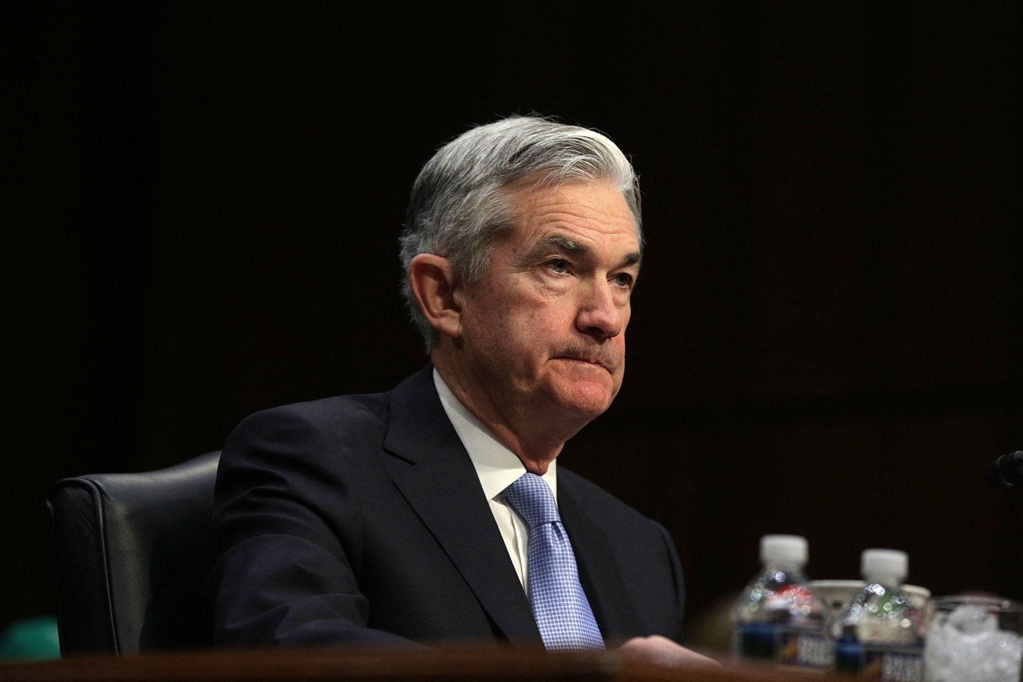 Τζερόμ Πάουελ (Fed): Πάτησε «φρένο» σε σκέψεις για αύξηση επιτοκίων απέναντι στο ενεργειακό σοκ