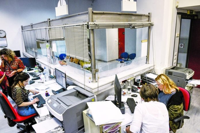 Χρέη 10 δισ. ευρώ «παρκάρει» η εφορία στα ανεπίδεκτα είσπραξης