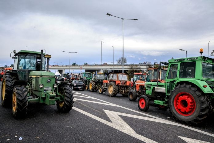 Χριστούγεννα με τρακτέρ: Ενιαίο μπλόκο οι αγρότες, κλιμάκωση σε όλη τη χώρα