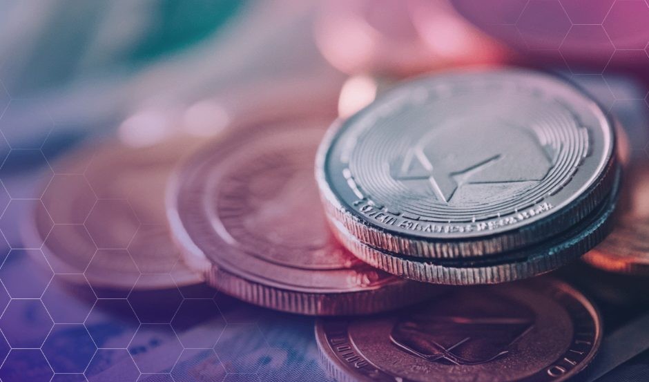 Ο Κυβερνήτης της Fed Προβλέπει Ότι η Έκρηξη των Σταθερών Κερμάτων Αξίας Πολλαπλών Τρισεκατομμυρίων Δολαρίων Θα Αναγκάσει σε Μείωση των Επιτοκίων στις ΗΠΑ