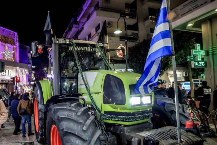Αγρότες: «Δυσπιστία» στα μπλόκα για τα μέτρα Τσιάρα- Την Τρίτη η απόφαση για διάλογο ή κλιμάκωση