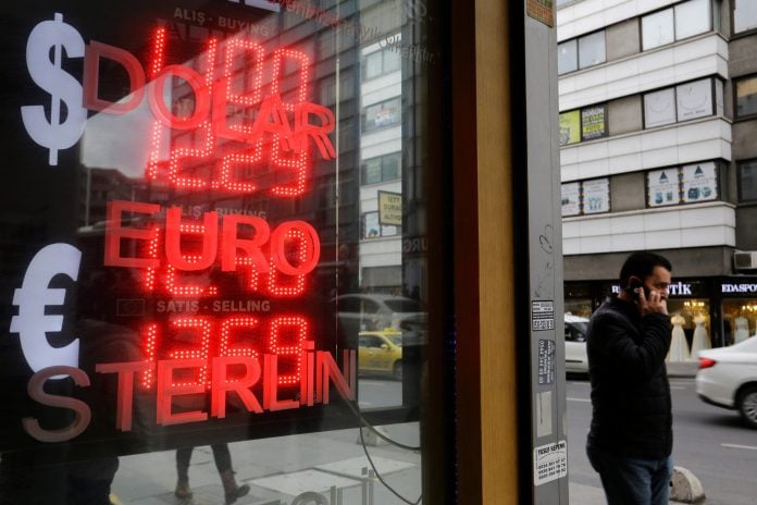 Άνοδος για το δολάριο μετά τις ανακοινώσεις της Fed, υποχωρεί η στερλίνα λόγω συρρίκνωσης του ΑΕΠ