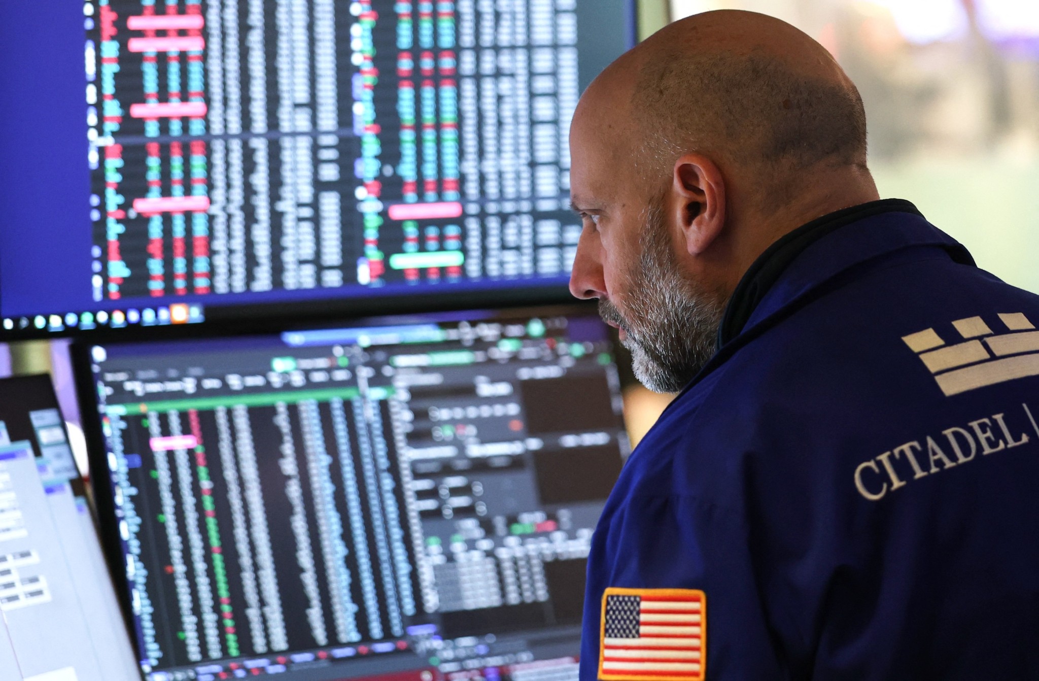 Επενδυτικές ευκαιρίες μετά το σοκ του Ιράν: Mετοχές ενέργειας και άμυνας προσελκύουν επενδυτές