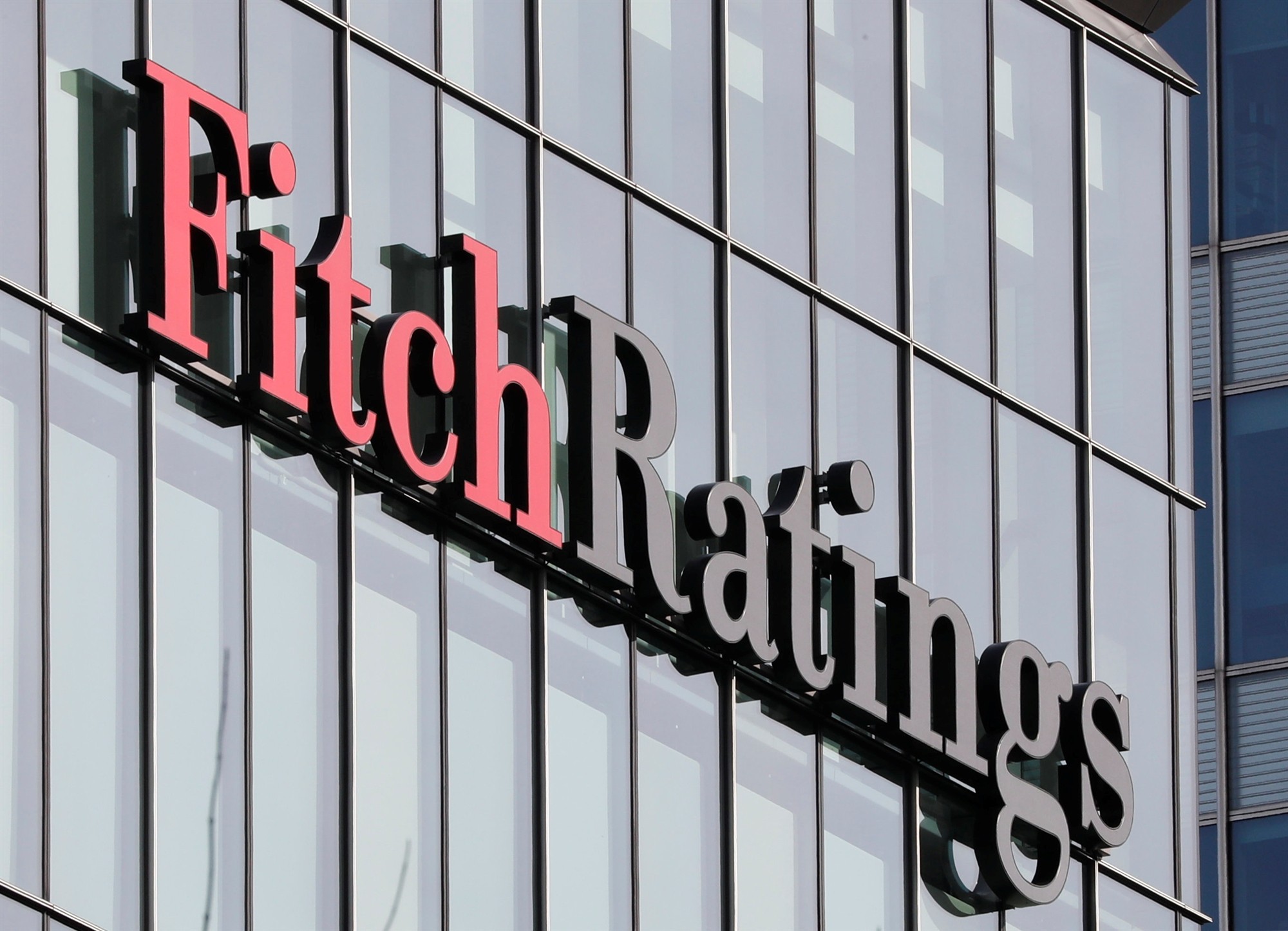 Fitch: Νέες περικοπές στις προβλέψεις για τις πετρελαϊκές τιμές έως το 2027 – Πιέσεις από υπερπροσφορά (πίνακας)