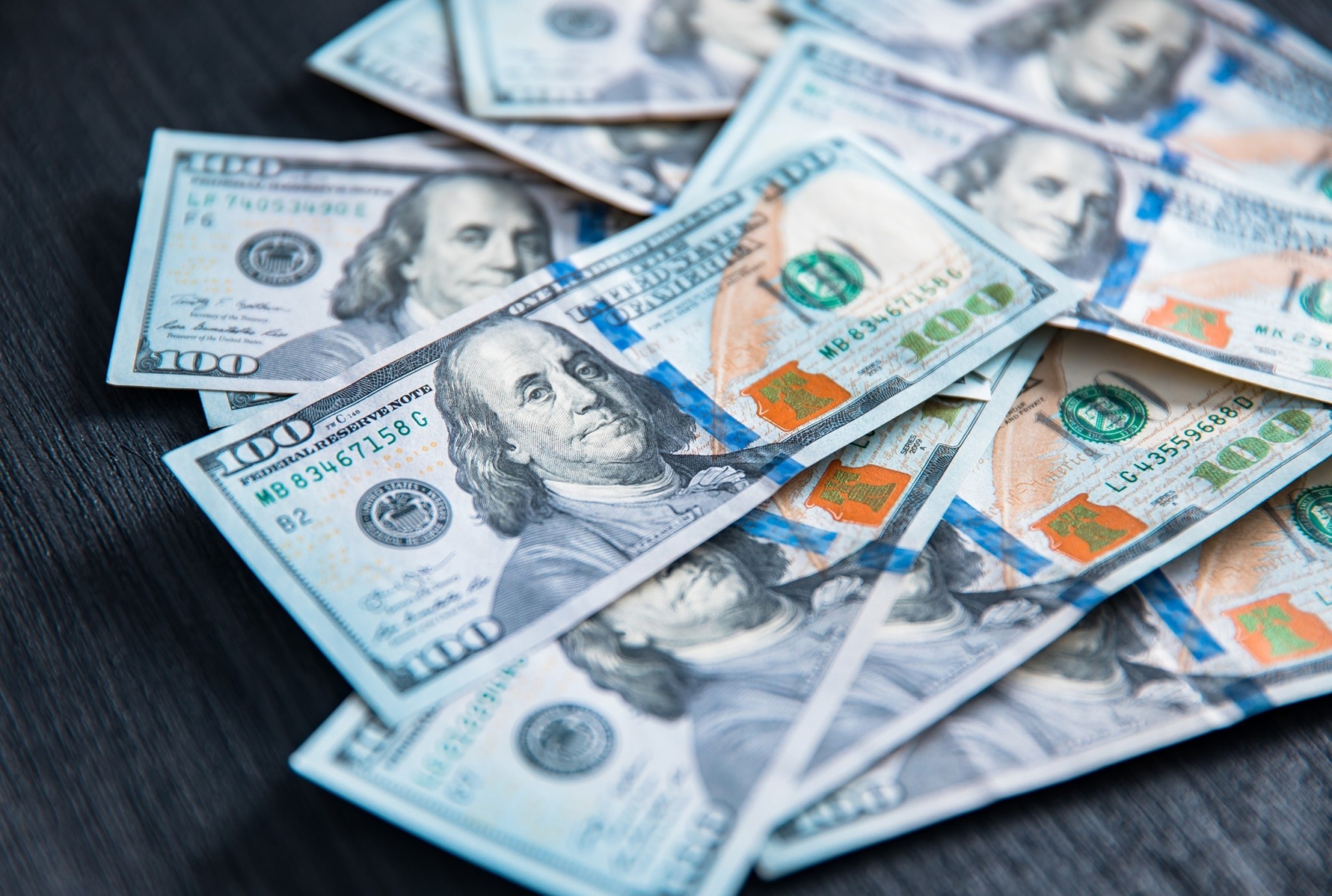 Η μεγάλη στροφή στο δολάριο: Προς την καλύτερη επίδοση 8 μηνών ανατρέποντας τα προγνωστικά (γραφήματα)