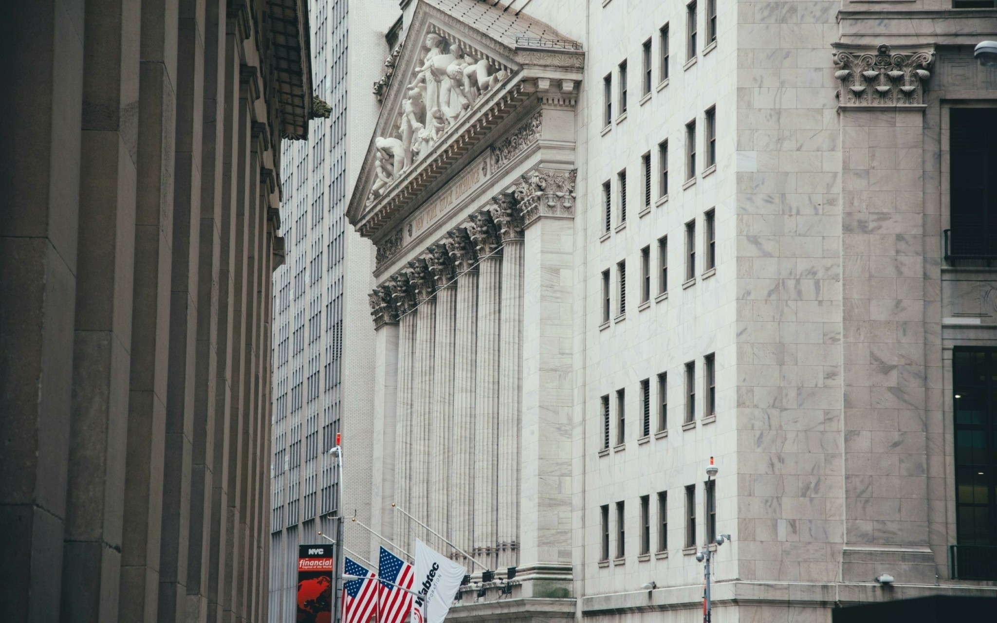 Η Wall Street «ζυγίζει» κέρδη και ρίσκα πριν την αλλαγή του χρόνου