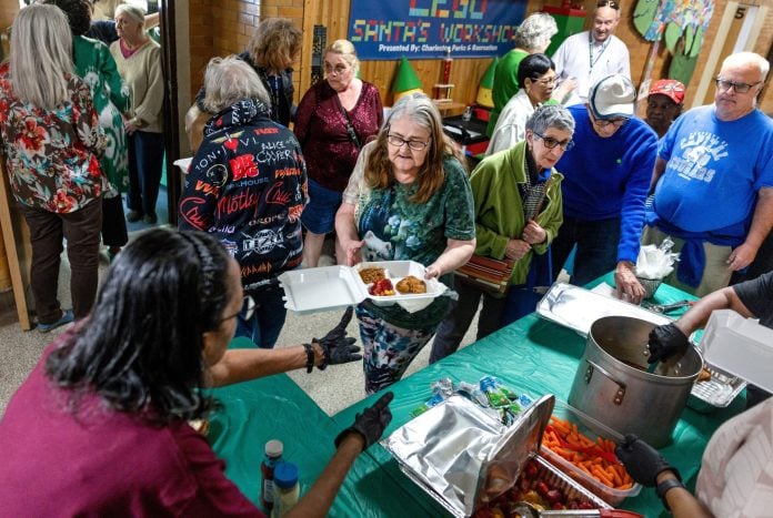 ΗΠΑ: Χιλιάδες δημόσιοι υπάλληλοι στα συσσίτια – 22 πολιτείες σε ύφεση