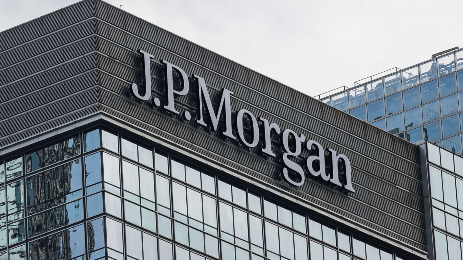 JPMorgan: Γιατί οι ΗΠΑ δεν θα μείνουν αλώβητες από τη μέχρι σήμερα αναταραχή στα Στενά του Ορμούζ