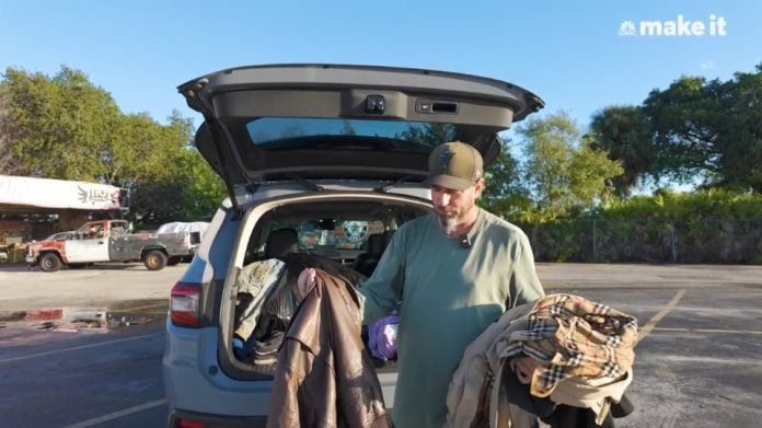 Ξεκίνησε άφραγκος, μεταπωλώντας ένα κινητό. Σήμερα βγάζει εκατομμύρια μεταπωλώντας ρούχα