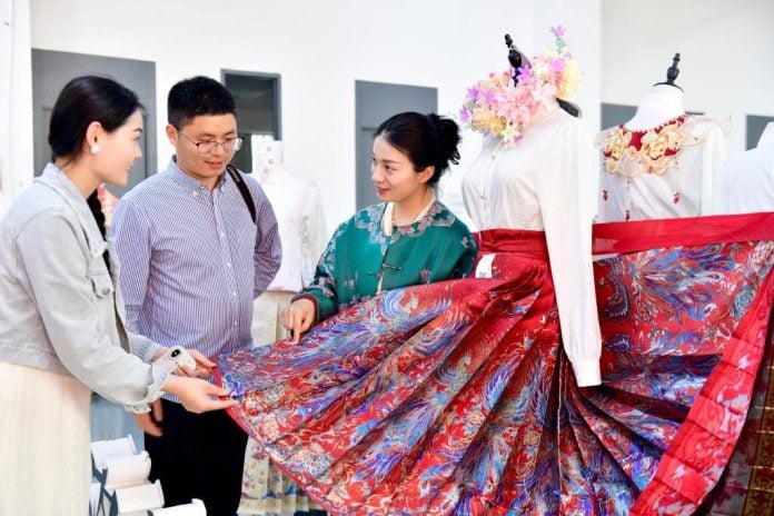 Mamianqun: Το παραδοσιακό κινέζικο ένδυμα που κερδίζει οπαδούς παγκοσμίως