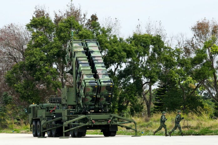 «Patriot αντί για Πόρσε»: Η Γερμανία θυσιάζει τη βιομηχανική της ταυτότητα