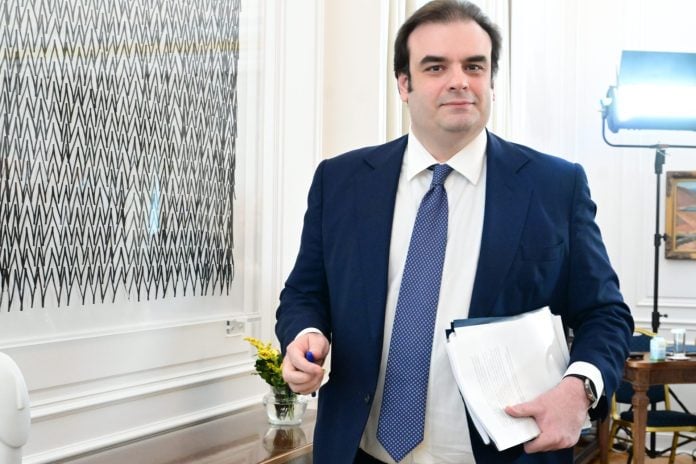 Πολυετής Δημοσιονομικός Προγραμματισμός: Τι προβλέπει για μισθούς, συντάξεις και μείωση του χρέους μέχρι το 2029