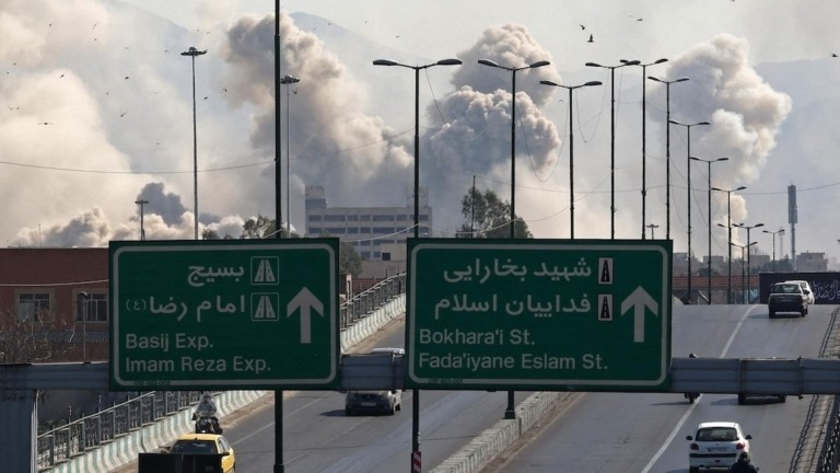 Πώς ο πόλεμος στη Μέση Ανατολή προκαλεί «ντόμινο» κρίσεων στην παγκόσμια οικονομία