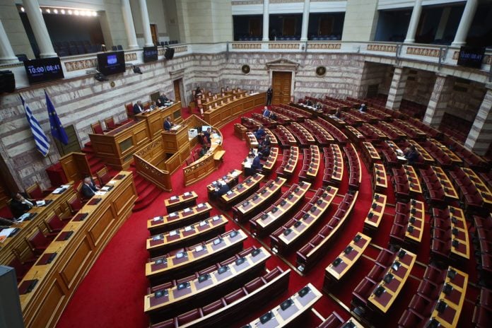 Στη Βουλή ο νέος προϋπολογισμός: Ανάπτυξη 2,6% το 2025 – Τι προβλέπει