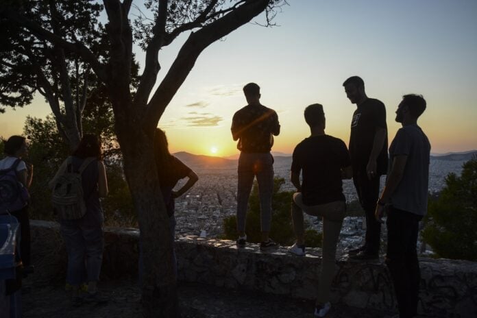 Το 70% των νέων δεν σχεδιάζει οικογένεια και «βλέπει» ξενιτιά