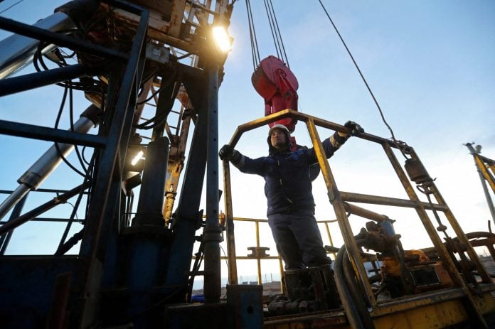 Το πετρέλαιο οδεύει προς δεύτερη εβδομαδιαία απώλεια λόγω ανησυχιών για υπερπροσφορά