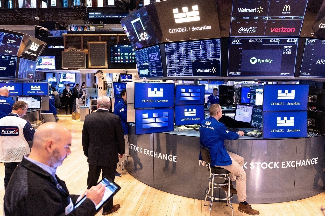 Wall Street: Σε χριστουγεννιάτικους ρυθμούς με οριακές μεταβολές στους δείκτες